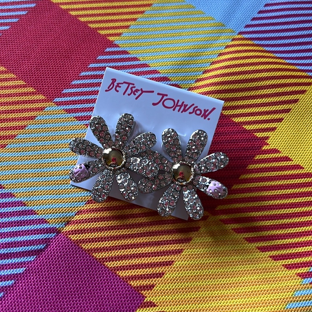 Betsey Johnson daisy stud w ladybug
